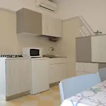 One-bedroom Flat With Balcony And Ac 公寓 *