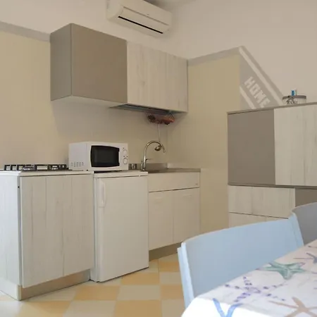 One-bedroom Flat With Balcony And Ac Appartamento *