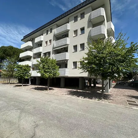 One-bedroom Flat With Balcony And Ac * 比比翁