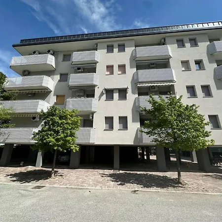 One-bedroom Flat With Balcony And Ac *