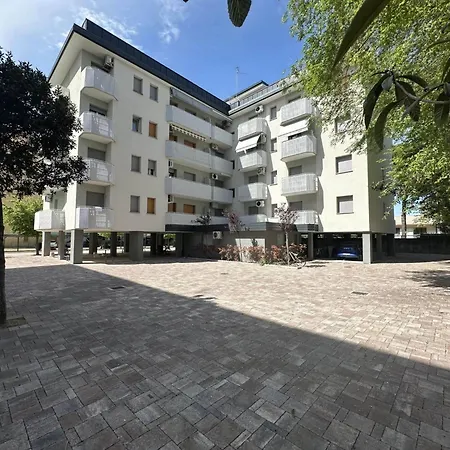 One-bedroom Flat With Balcony And Ac 公寓